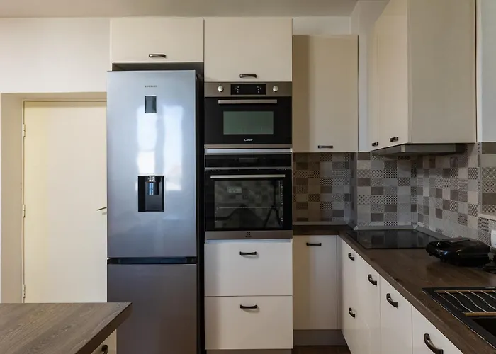 Bliss Apartment Near Bellevue Beach