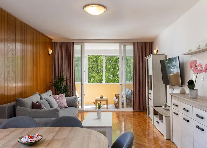 Bliss Apartment Near Bellevue Beach