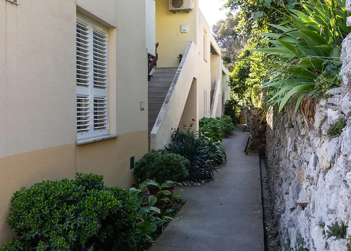 Bliss Apartment Near Bellevue Beach