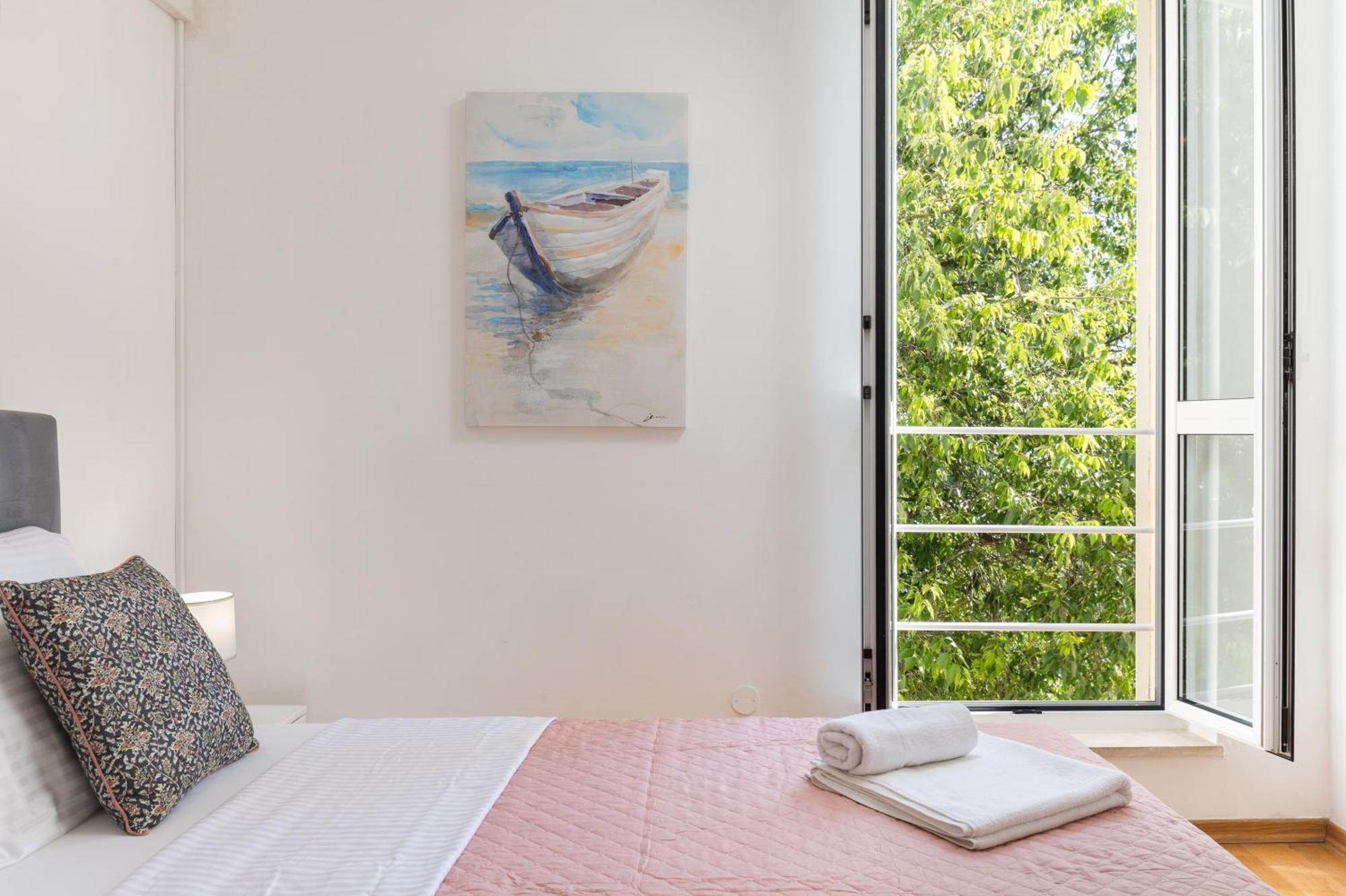 Bliss Near Bellevue Apartma